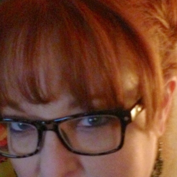 Profile Picture of Robin Schretter (@robinesse) on Poshmark