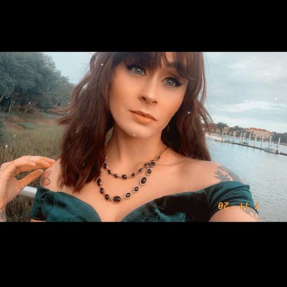 Profile Picture of Taylor Karper (@taylizkarp) on Poshmark