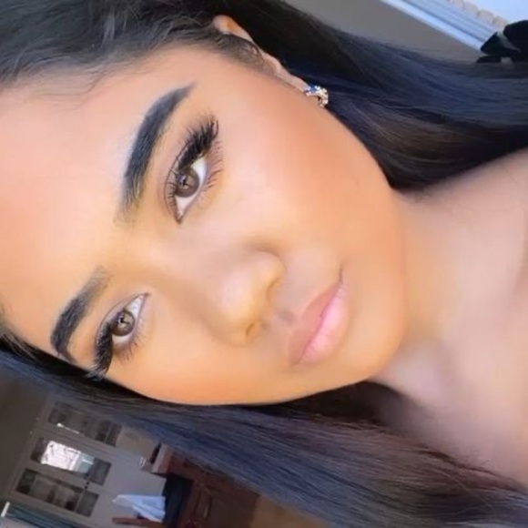 Profile Picture of Simone Hayes (@simroxyosox) on Poshmark