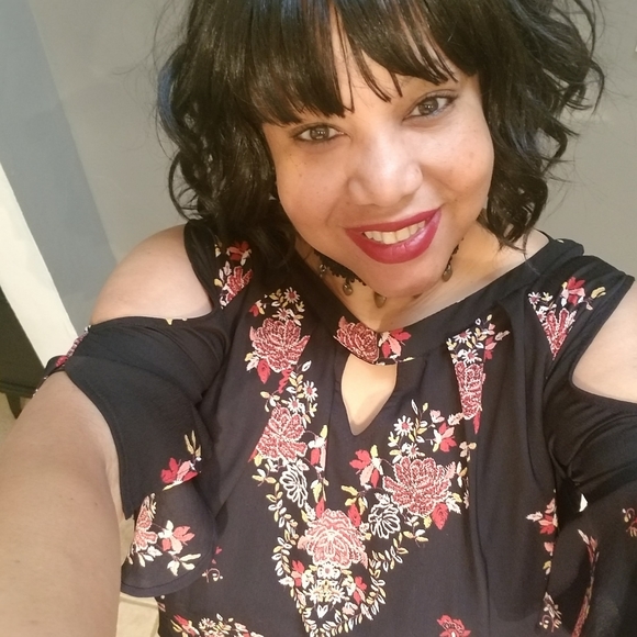 Profile Picture of Stacy Richards (@sstacy1107) on Poshmark