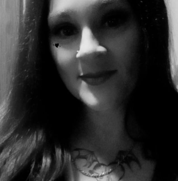 Profile Picture of Paula Magrum (@zmileywingnutt) on Poshmark