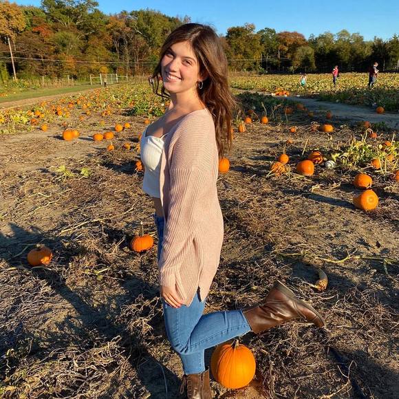 Profile Picture of Jordyn Malmud (@jordynm416) on Poshmark