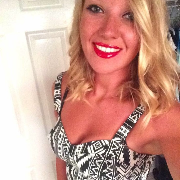 Profile Picture of Savannah Sutton (@sutton031596) on Poshmark