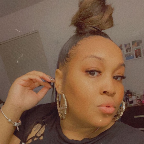 Profile Picture of Janet Andrews (@janetandrews823) on Poshmark