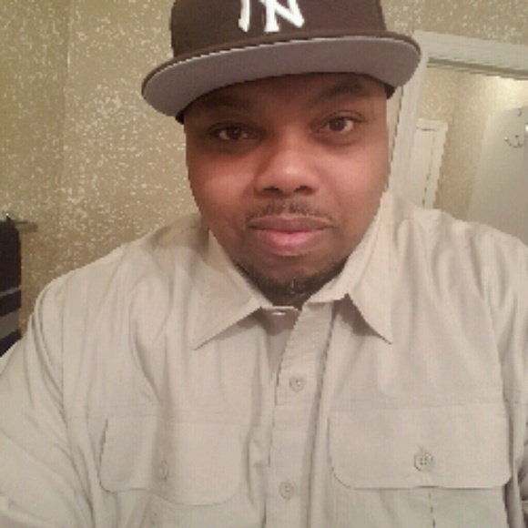 Profile Picture of Roy Jr. (@rjamesjr) on Poshmark