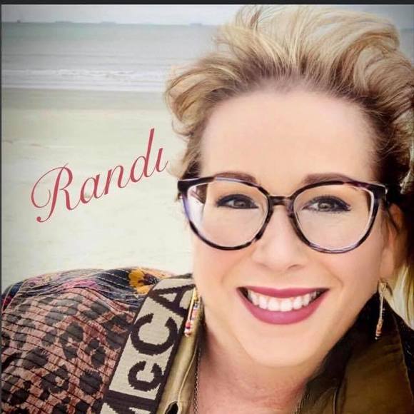 Profile Picture of Randi Mermelstein (@rmermels830) on Poshmark