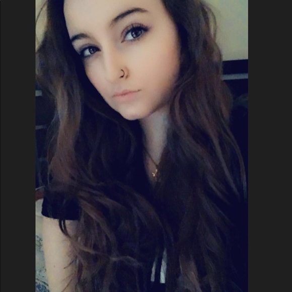 Profile Picture of Alissa Bledsaw (@alissab21) on Poshmark