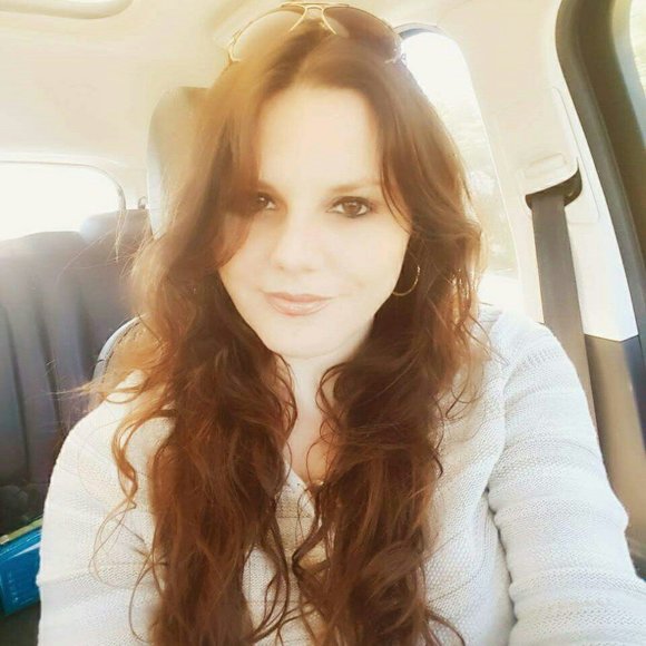 Profile Picture of April Ricks (@aprilricks) on Poshmark