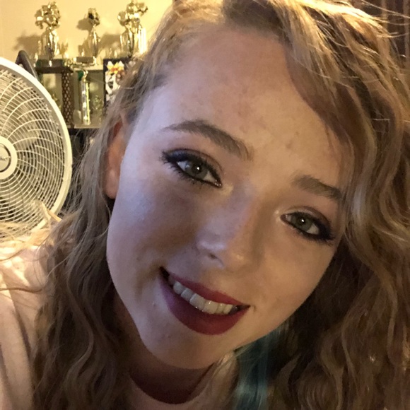 Profile Picture of Shelby Tabler (@shelbytabler) on Poshmark
