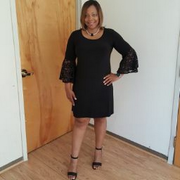Profile Picture of Stephanie Gloster (@s_gloster) on Poshmark