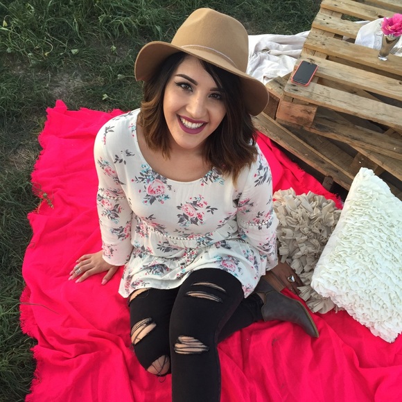 Profile Picture of Bianca Quintero (@biancaquintero) on Poshmark