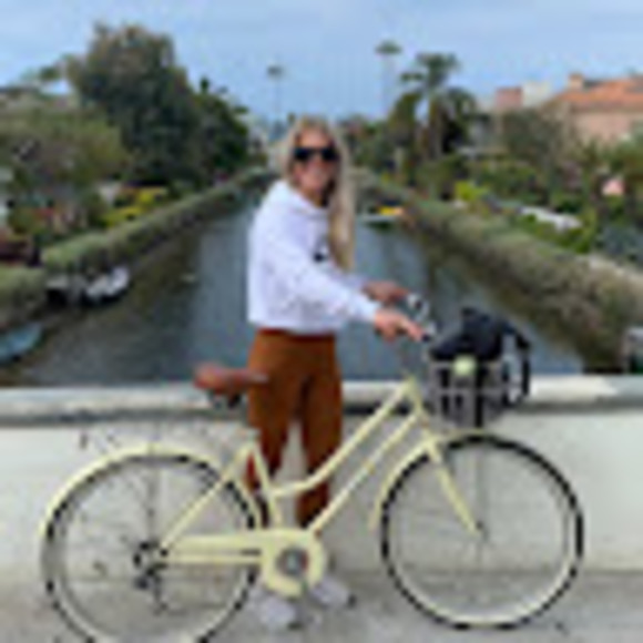 Profile Picture of Kathryn Bayersdorfer (@kbayersdorfer) on Poshmark