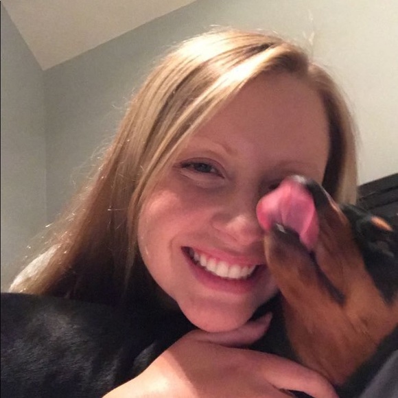 Profile Picture of Lindsay Barton (@lmbarton10) on Poshmark