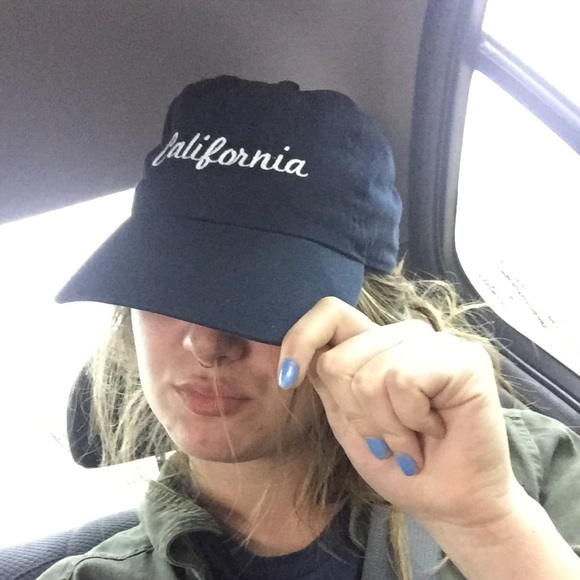 Profile Picture of Kara Schwendemann (@katabeara) on Poshmark