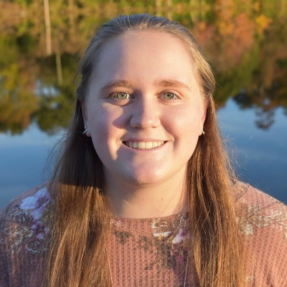 Profile Picture of Caitlin Grdinich (@caitlingrdinich) on Poshmark