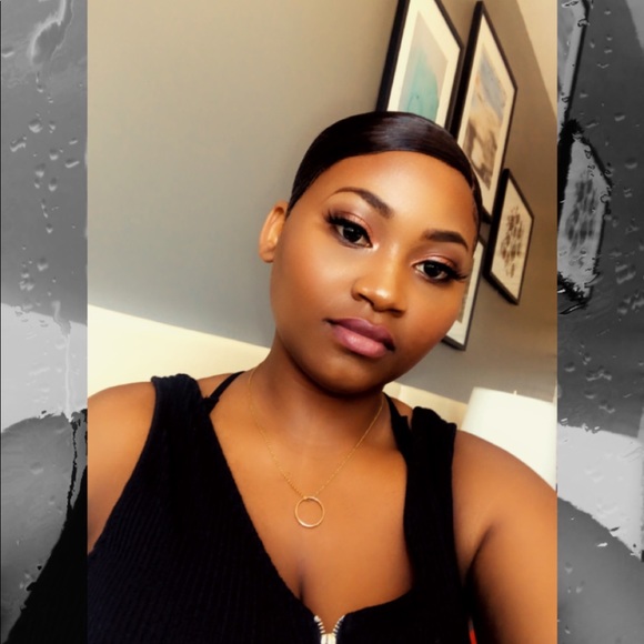 Profile Picture of Manuella Colas (@manuellacc) on Poshmark