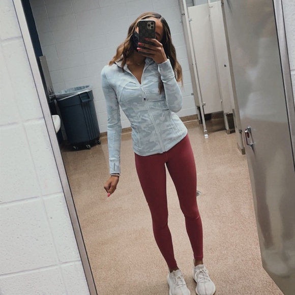 Profile Picture of Sydney Baumfalk (@sydneybaumfalk) on Poshmark