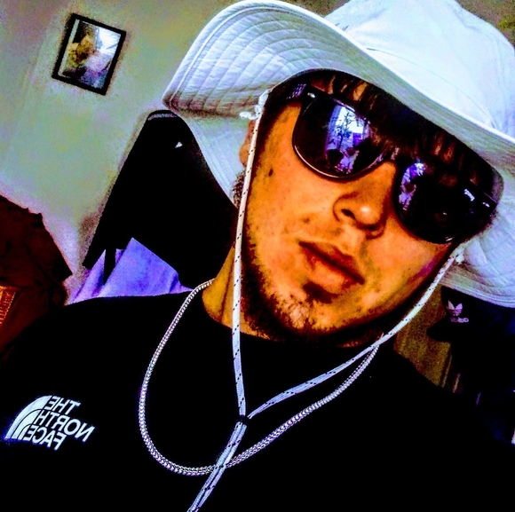 Profile Picture of Julian Layton (@julianlayton6) on Poshmark