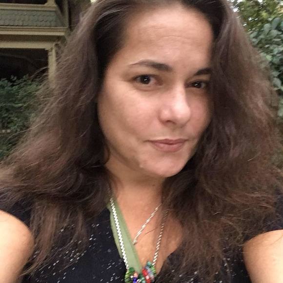 Profile Picture of Delphia Schindel (@delschindel) on Poshmark