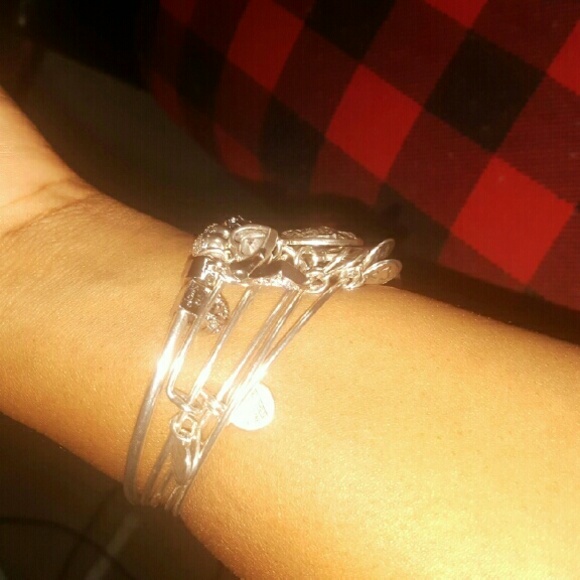 Profile Picture of Tonya Watkins (@luxurycredit) on Poshmark