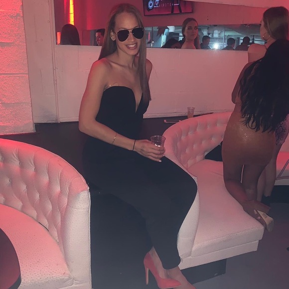 Profile Picture of Nikki Key (@nikki_key) on Poshmark