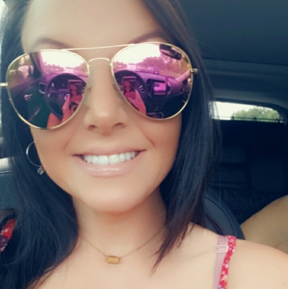 Profile Picture of Karla Loupe (@karlal34) on Poshmark