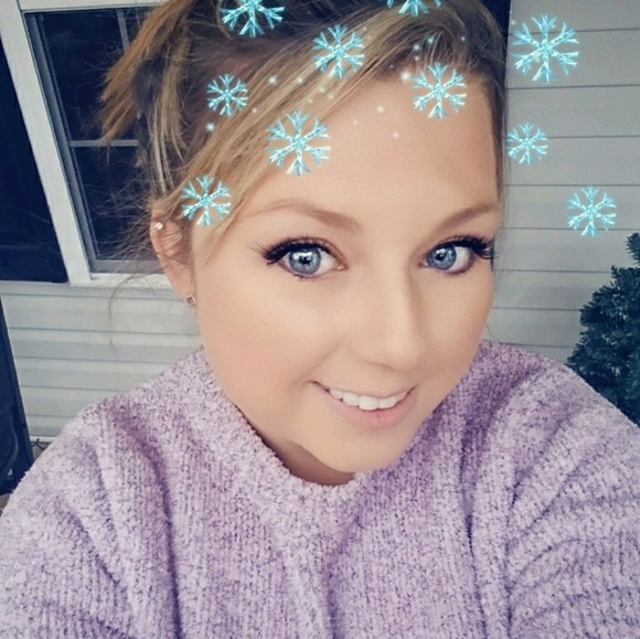 Profile Picture of Anna Tuttle (@annatuttle) on Poshmark