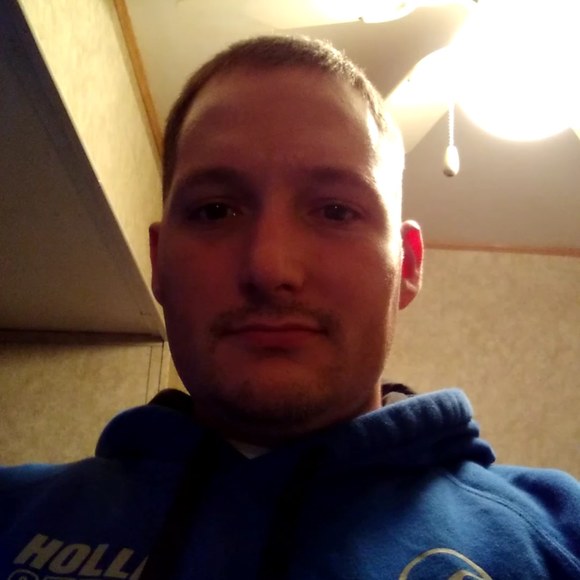 Profile Picture of Dustin Everett (@dustineverett00) on Poshmark