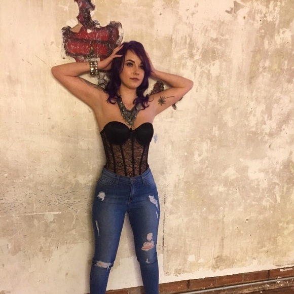 Profile Picture of Amelia Wilson (@mamaameliat) on Poshmark