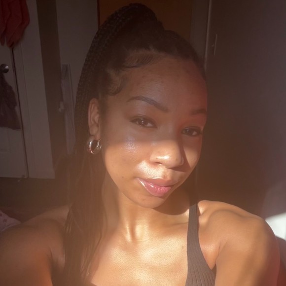 Profile Picture of Sydney Thaxton (@chicbabe457) on Poshmark