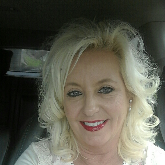 Profile Picture of Hazel Lyons (@hazellyons) on Poshmark