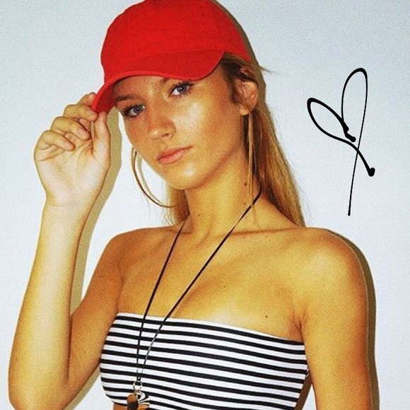 Profile Picture of Ally Hansen (@allyyhansen) on Poshmark