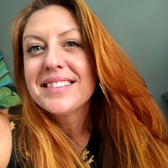 Profile Picture of Danielle Zeiler (@danzeiler) on Poshmark