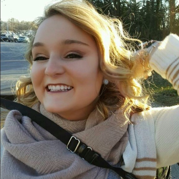 Profile Picture of Courtney Rohs (@cr2545) on Poshmark