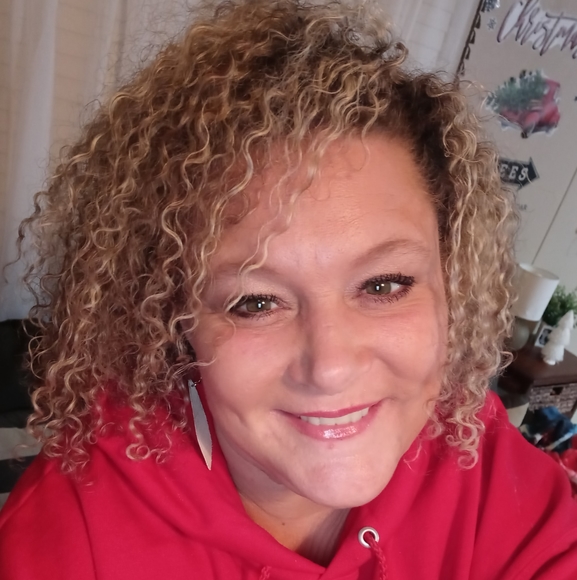Profile Picture of Diane Burstall (@dimplesdb) on Poshmark