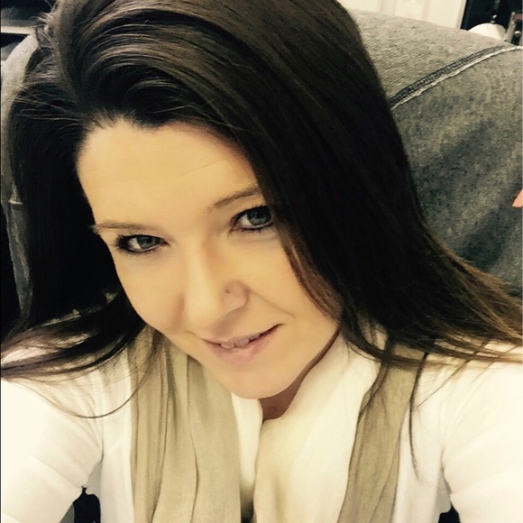 Profile Picture of Jennifer Swift (@jenniferswift) on Poshmark