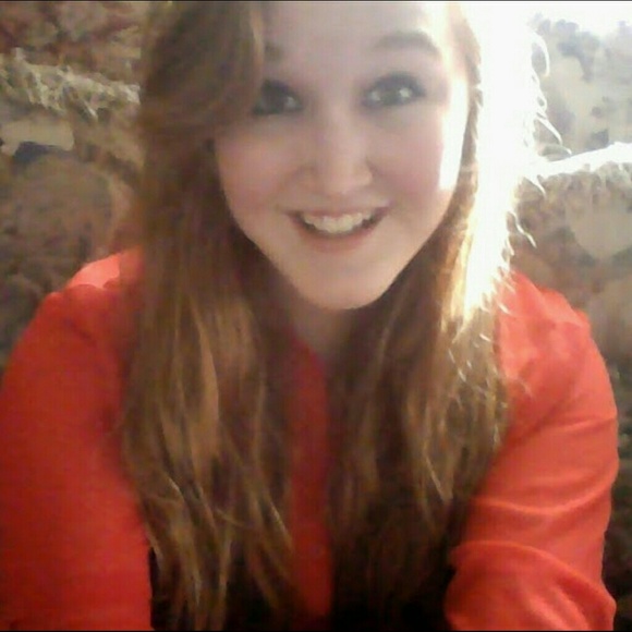 Profile Picture of Lucy Barten (@lucyfer_barten) on Poshmark