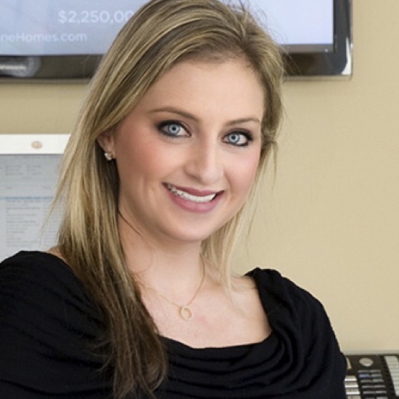 Profile Picture of Heather Mckay (@urbanluxury9) on Poshmark