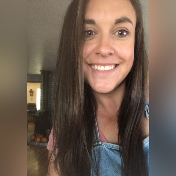 Profile Picture of Ashley Hopper (@ashleyhopper11) on Poshmark