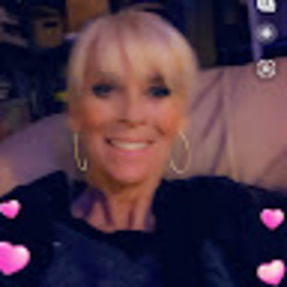 Profile Picture of Julie Selzer (@julie_selzer) on Poshmark