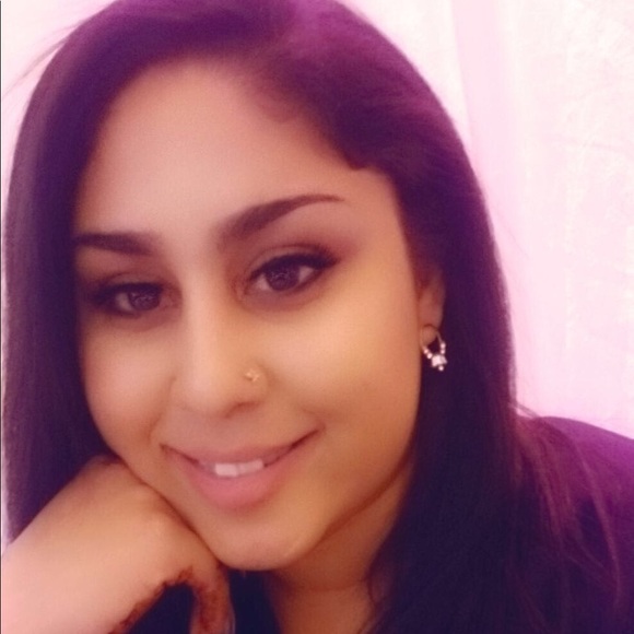 Profile Picture of Iris Perez (@iris107) on Poshmark