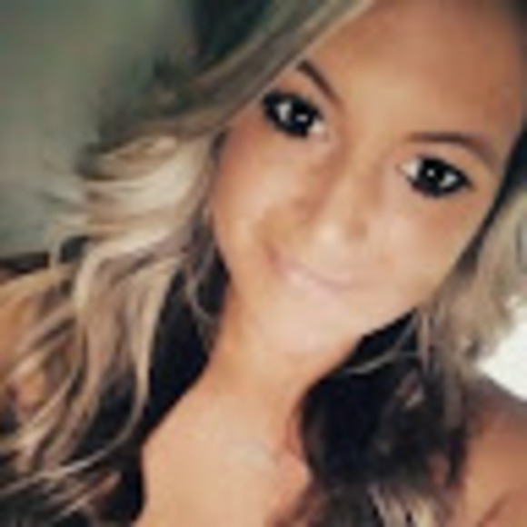 Profile Picture of Kelsey Sampsell (@kelsey_sampsell) on Poshmark