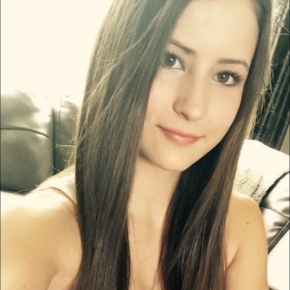 Profile Picture of Danielle Moesta (@ellebelle18) on Poshmark