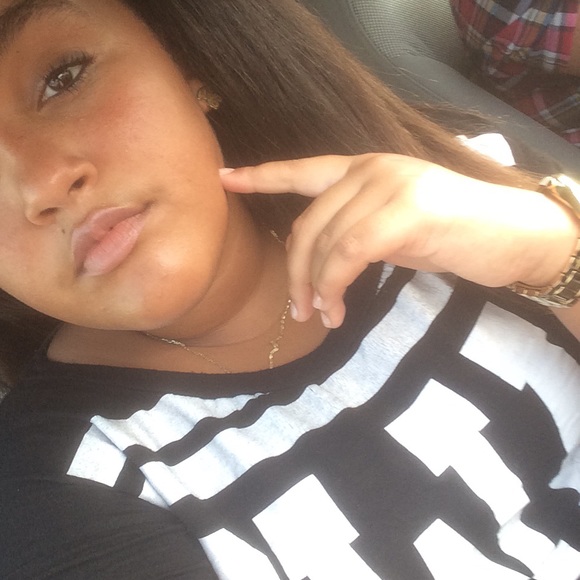 Profile Picture of Sabina Gonzalez (@sabinasmh) on Poshmark