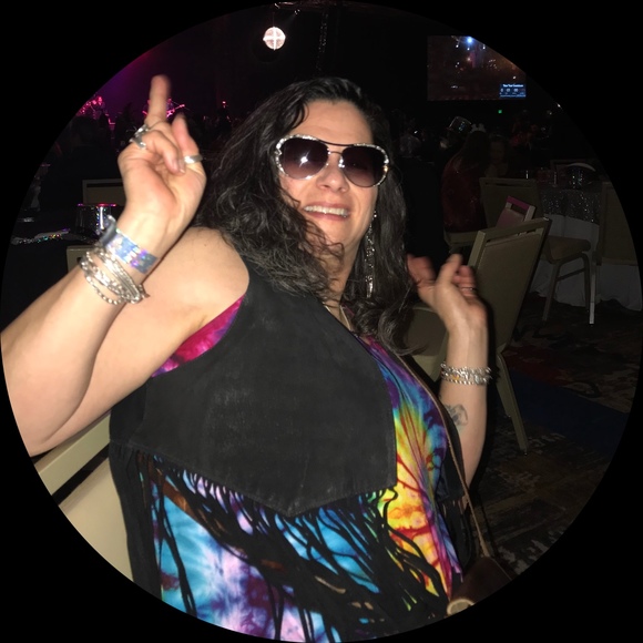 Profile Picture of Sabrina Fakkema (@sabrinasclassic) on Poshmark