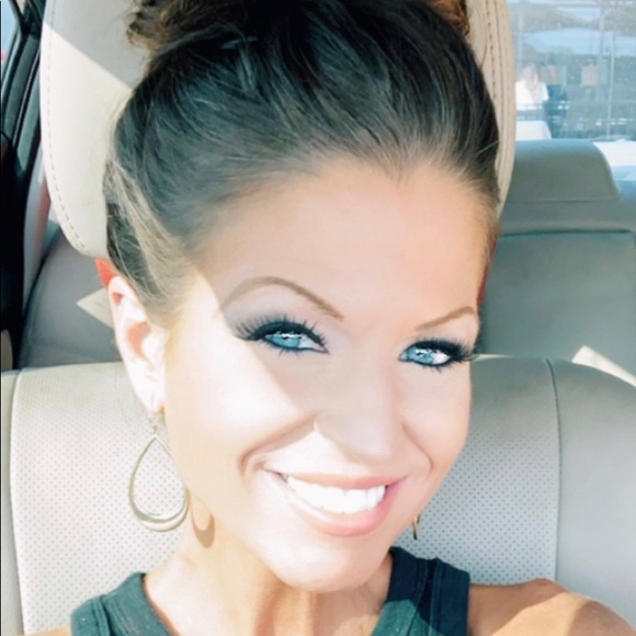 Profile Picture of Stephanie Jehnke (@stephaniejehnke) on Poshmark