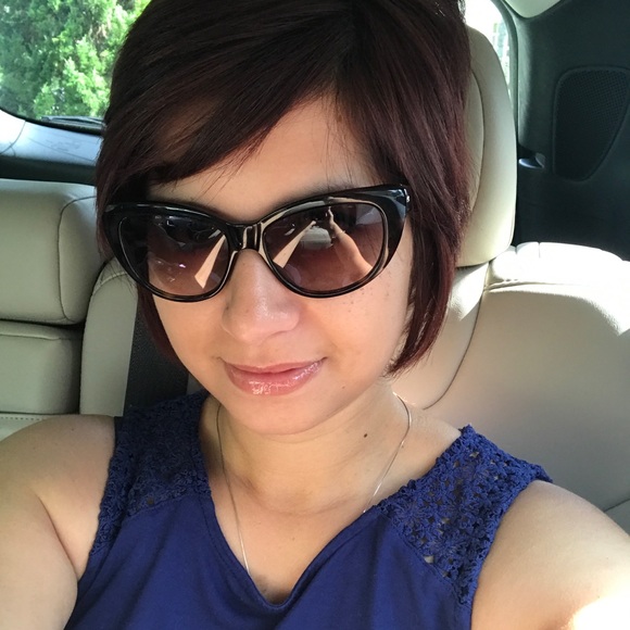 Profile Picture of Diana Berris (@dianaberris) on Poshmark