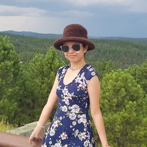 Profile Picture of Elizabeth Arayata (@e_arayata) on Poshmark