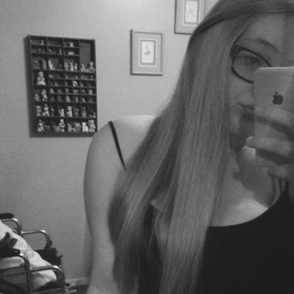 Profile Picture of Kaylee Oty (@kayron720) on Poshmark