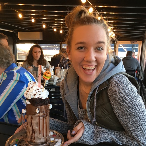 Profile Picture of Jackie Zatorski (@789678pp) on Poshmark